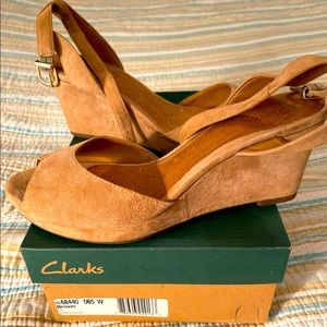 suede TAN WEDGE PEEPTOE SANDAL 8 1/2 WIDE